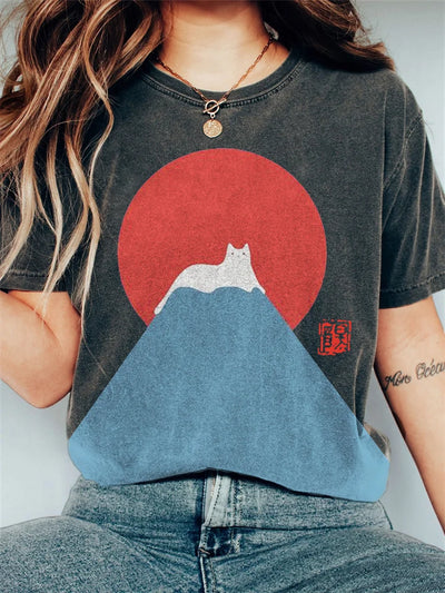 Camiseta vintage con diseño de gato blanco y nieve en el monte Fuji